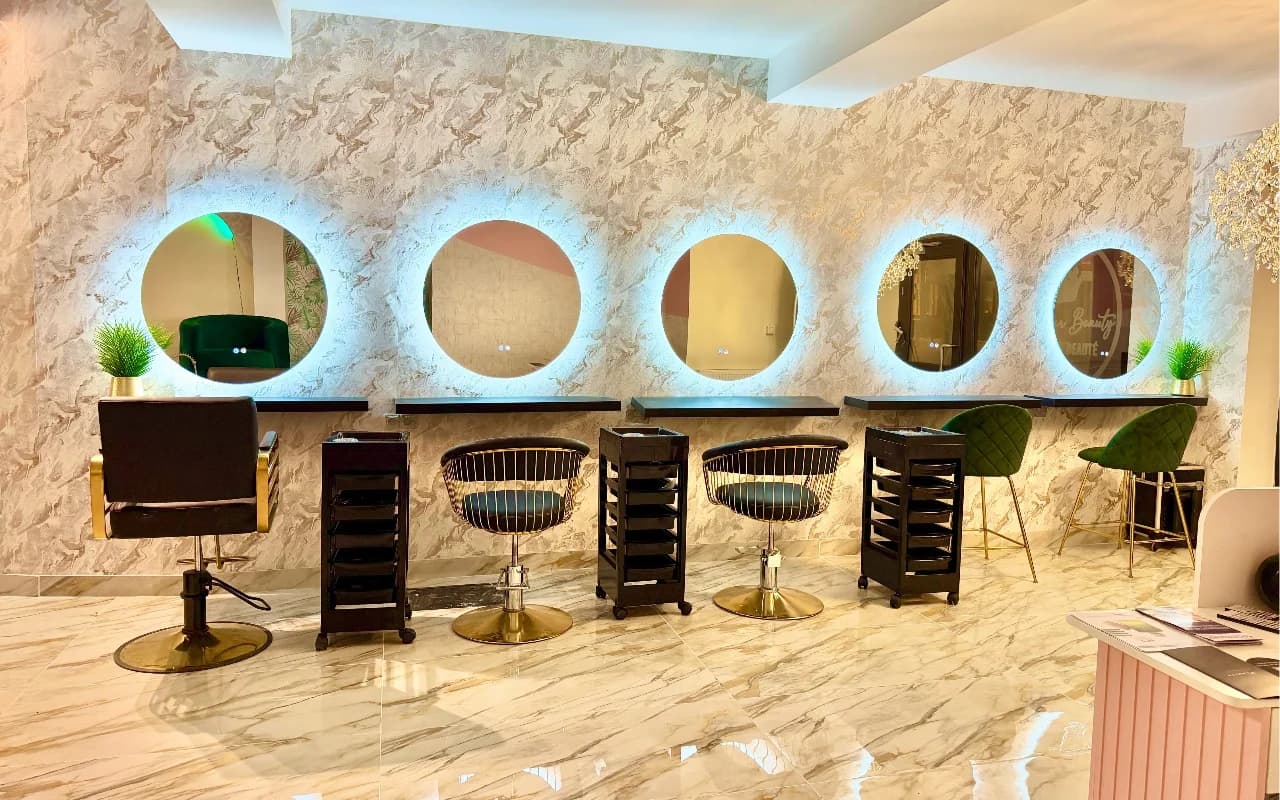 Intérieur du salon Debs Hair Beauty